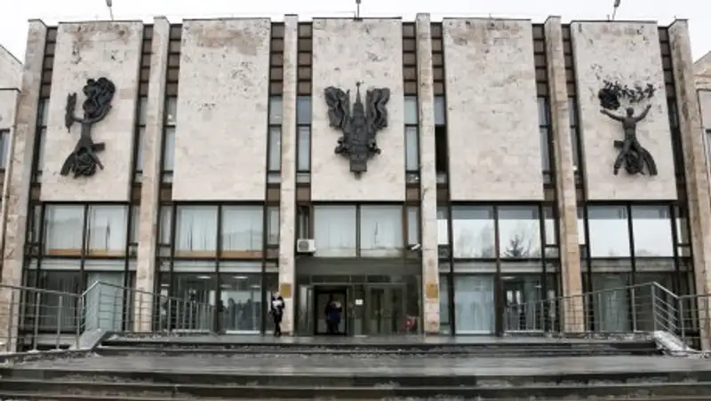 Студент отрицает, что вытолкнул девушку из окна МГИМО