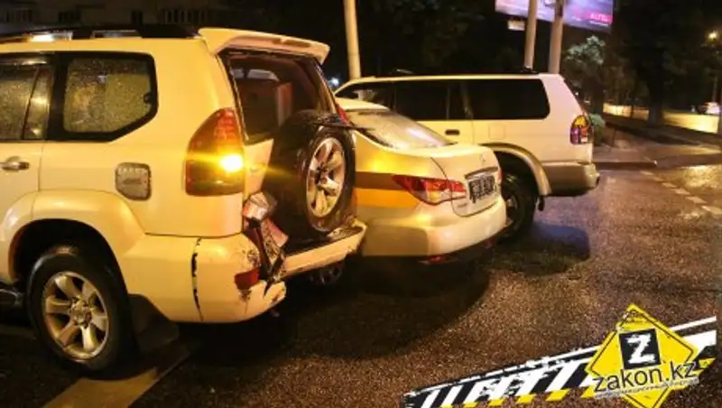 В Алматы предположительно пьяный водитель устроил ДТП на Сейфуллина