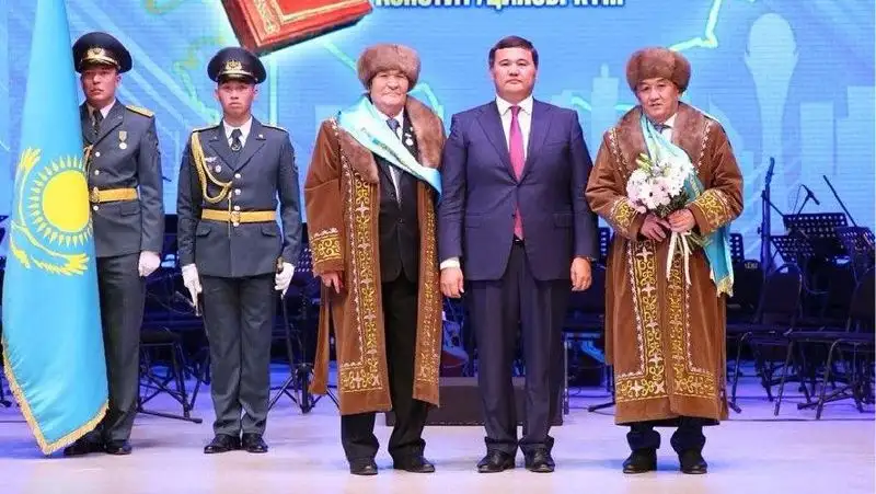 Автора герба и известного хирурга наградили в Кызылординской области