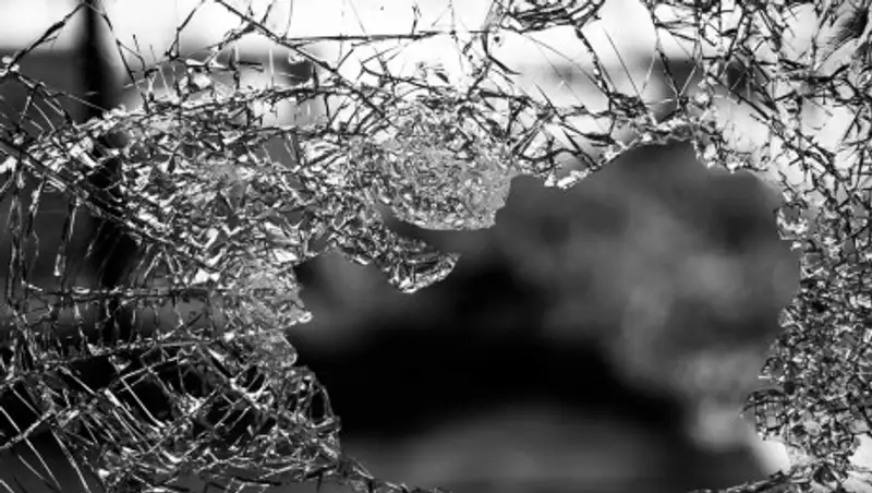 Две машины вылетели с дороги после столкновения в Алматы