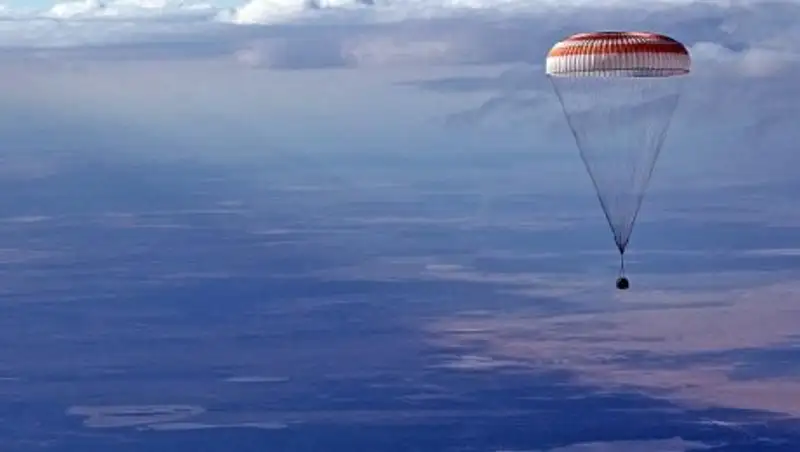 Спускаемый аппарат с тремя членами экипажа МКС приземлился в Казахстане  