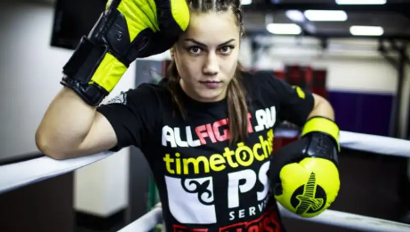 Гонщик Формулы-1 провел боксерскую тренировку и впечатлил казахстанку