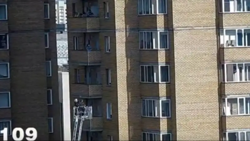 В Астане соседи не дали упасть с 10 этажа играющим на подоконнике детям