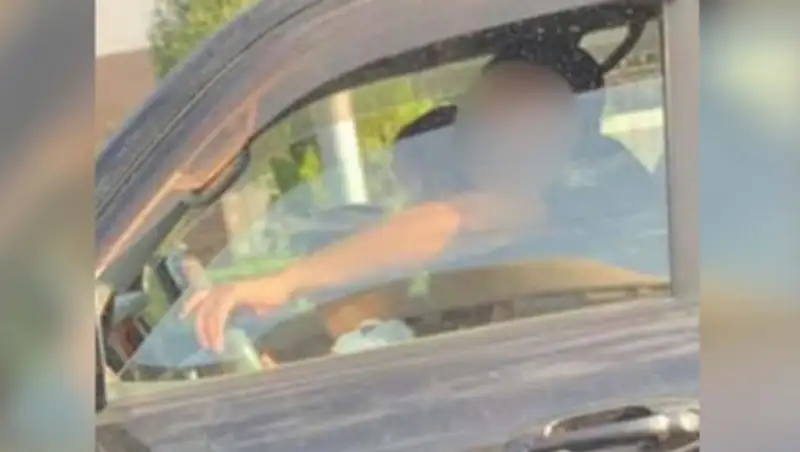 Водителя с телефоном и непристегнутыми детьми наказали в Алматы