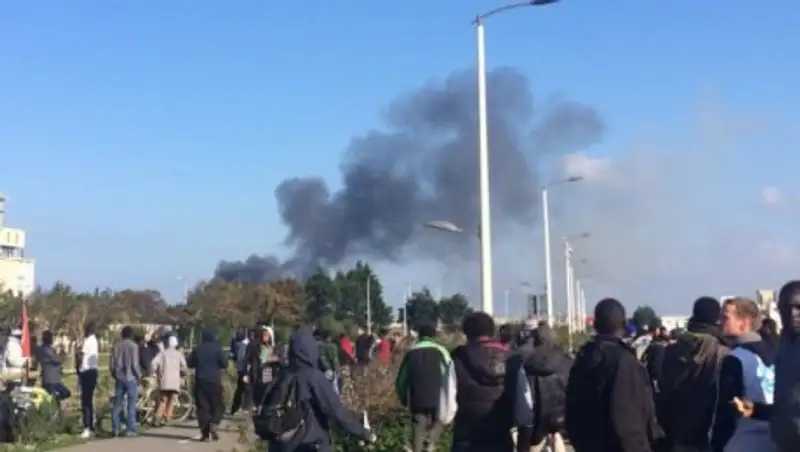 Шесть человек пострадали при беспорядках в лагере мигрантов на севере Франции