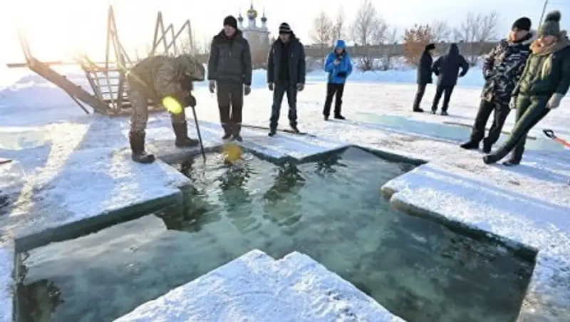 В России у купавшихся в проруби родителей угнали машину с ребенком