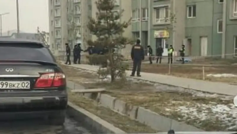 В Алматы юноша прыгнул с крыши многоэтажки