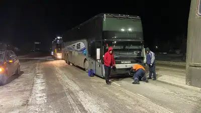 В Караганде помогли пассажирам автобуса ехавшему в Москву, фото - Новости Zakon.kz от 29.11.2022 11:09