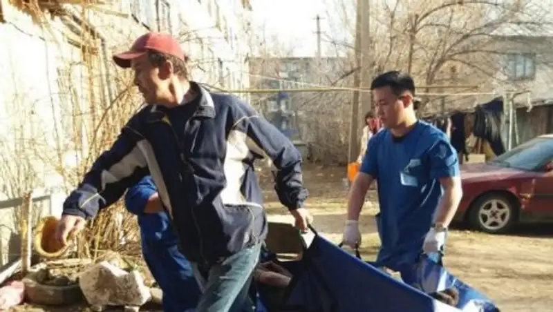 В Уральске мужчина выпал с четвертого этажа