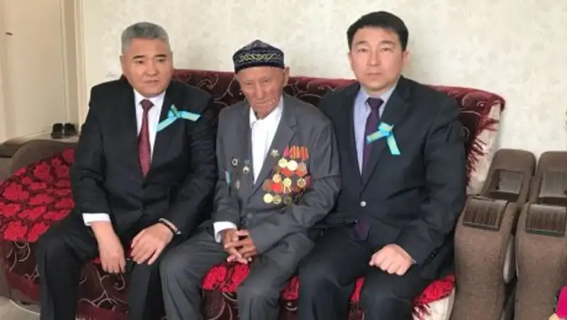 Члены Конституционного совета чествуют ветеранов войны