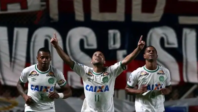 Футболисты всего мира отреагировали на авиакатастрофу с "Шапекоэнсе" в Колумбии