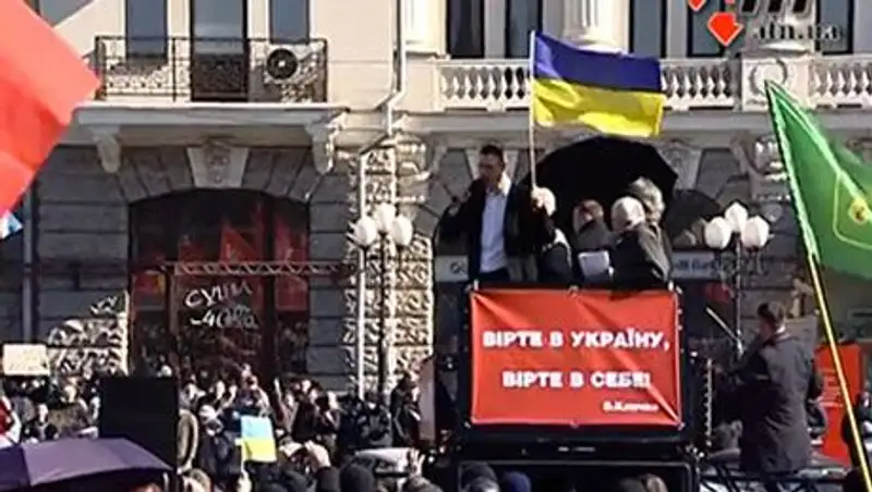 Кличко в Харькове забросали яйцами