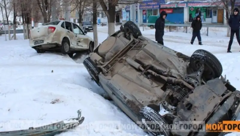 В Уральске в ДТП машина перевернулась и оказалась в арыке