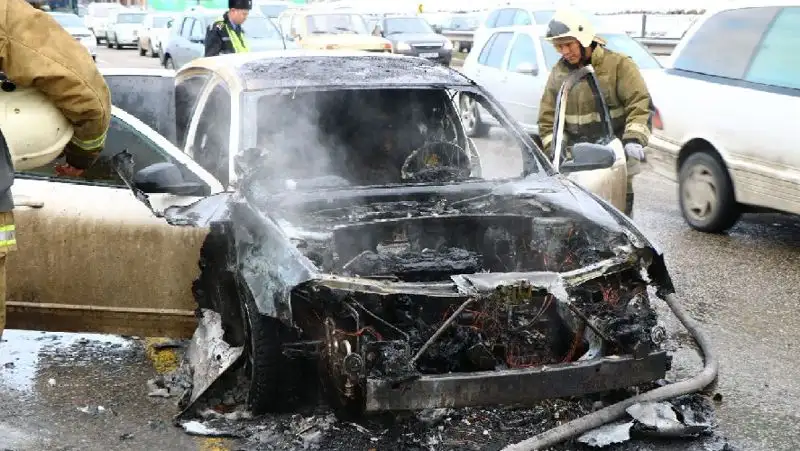 пожарные, сгорел автомобиль , фото - Новости Zakon.kz от 24.03.2022 17:37