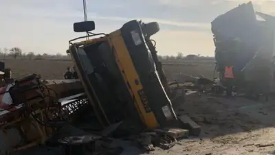 Автокран столкнулся с грузовиком, фото - Новости Zakon.kz от 01.04.2022 13:29