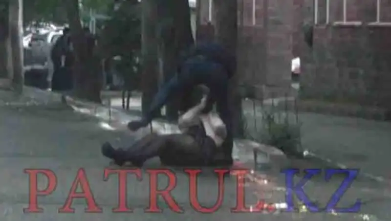 В Алматы сняли на видео избиение парня и девушки