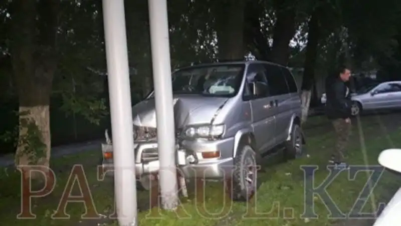 В Алматы Delica врезалась в столб, пострадали шесть человек