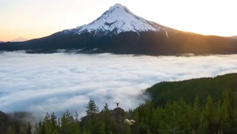 Песчинка в огромном мире: крошечный человек на фоне грандиозных пейзажей 
