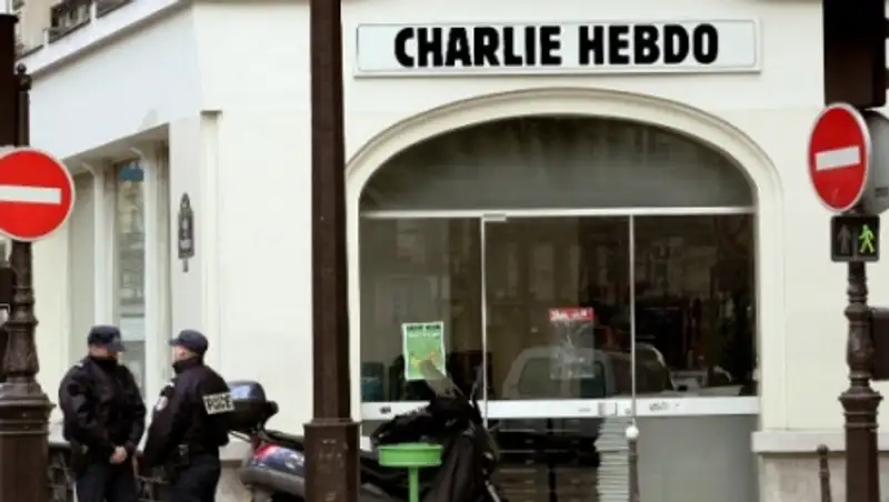 Charlie Hebdo опубликовал новые карикатуры на теракты в Париже