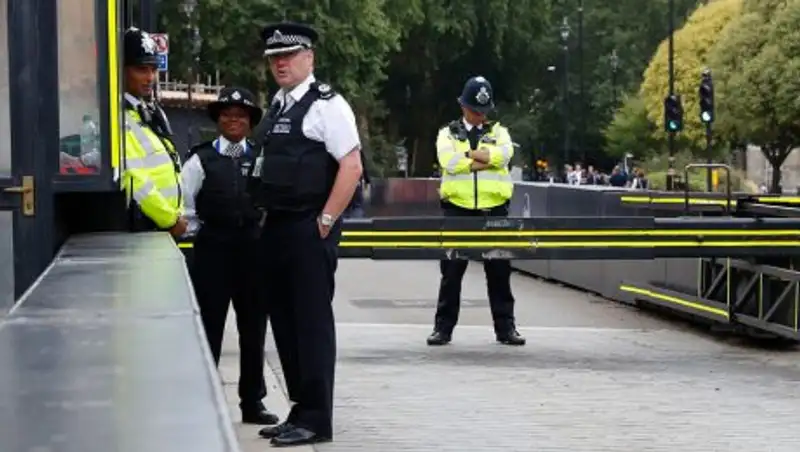 Вооруженная женщина напала на прохожих в Англии