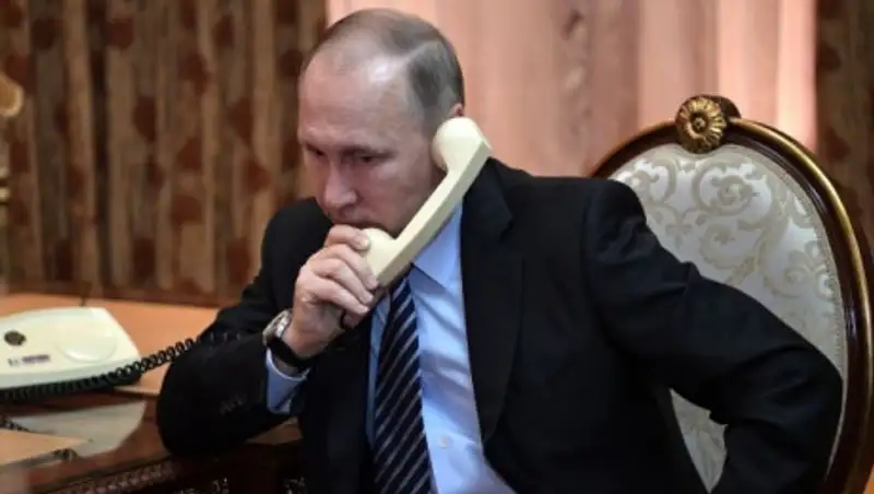 Путин обсудил с Меркель ситуацию в Беларуси