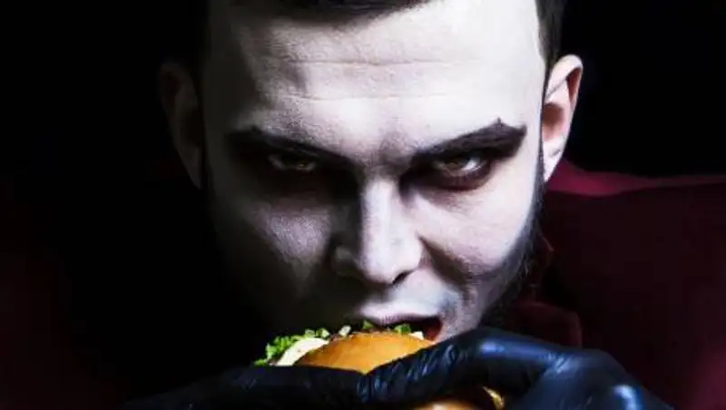 Казахстанских звезд оштрафовали за появление на открытии бургерной