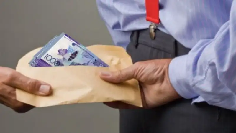 Руководитель управления юстиции в ЮКО получил взятку от предпринимателя