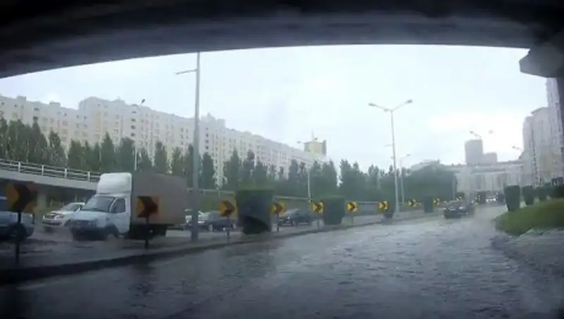 Автономера «всплыли» на дорогах Астаны после сильного дождя