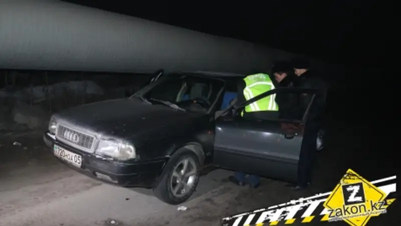 В Алматы напавшие на таксиста мужчины едва не убили его "розочкой"