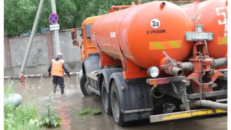 Более 50 единиц спецтехники задействовали для откачки воды в Астане