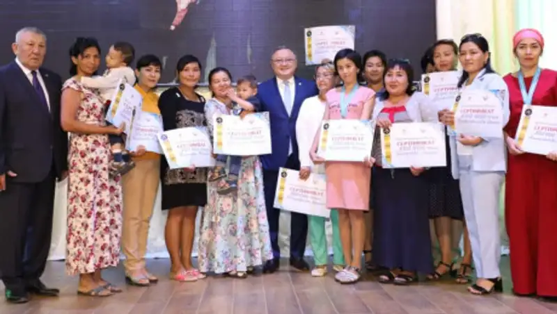 В Актюбинской области предприниматель помог приобрести квартиры многодетным семьям