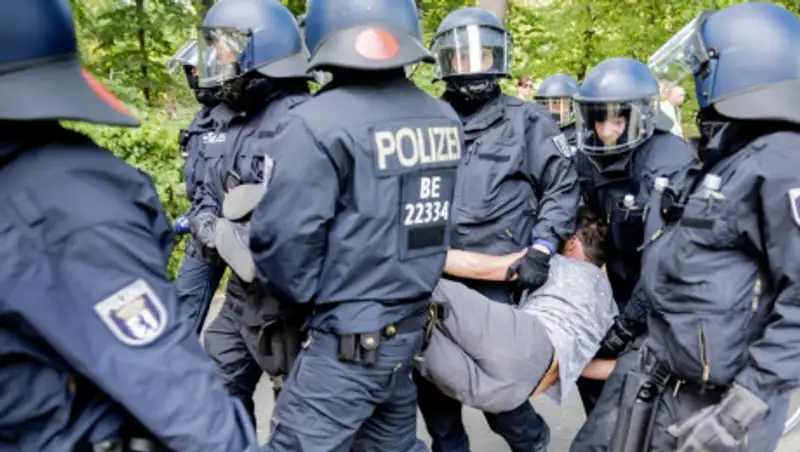 45 полицейских пострадали в ходе протестов COVID-диссидентов в Берлине