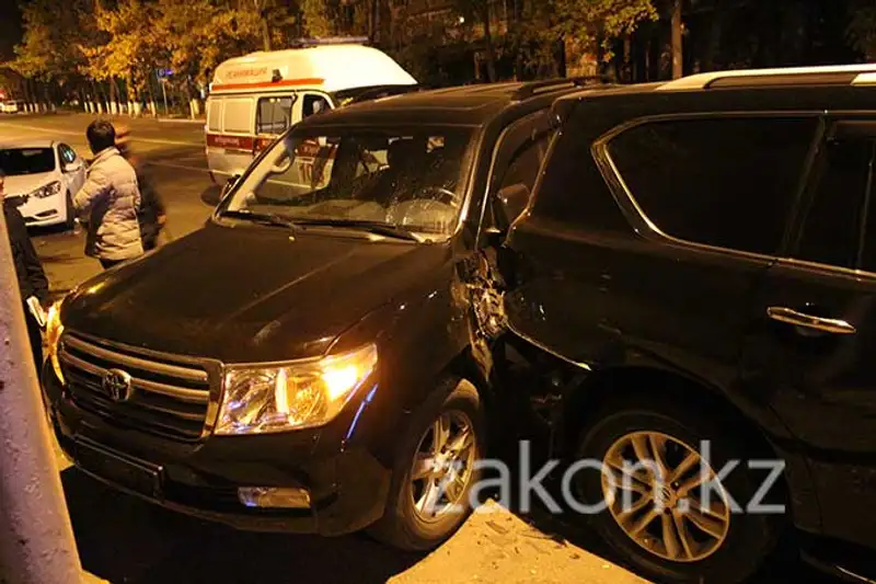 В Алматы резкий маневр водителя Фольксвагена закончился аварией (фото) В Алматы резкий маневр водителя Фольксвагена закончился аварией (фото), фото - Новости Zakon.kz от 06.11.2013 17:45