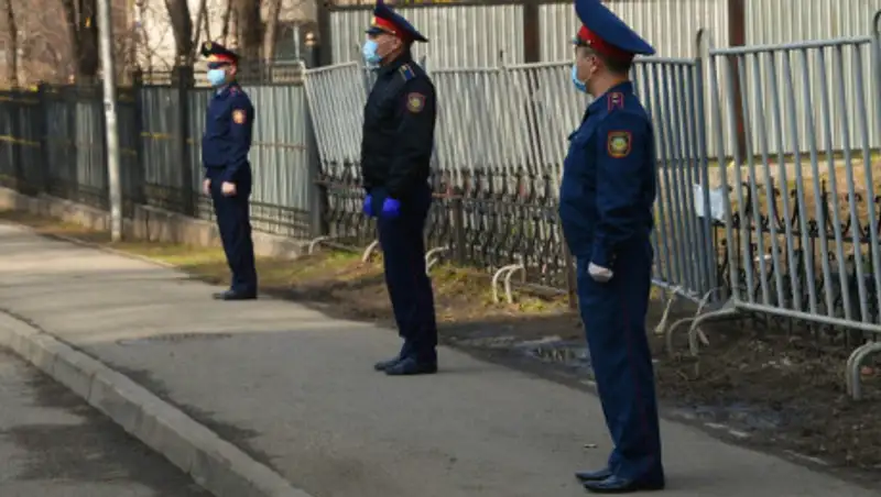 Алматинских водителей будут лишать прав за объезд блокпостов по "встречке"