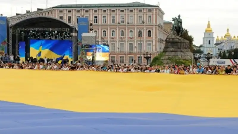 Порошенко предложили изменить цвета флага Украины