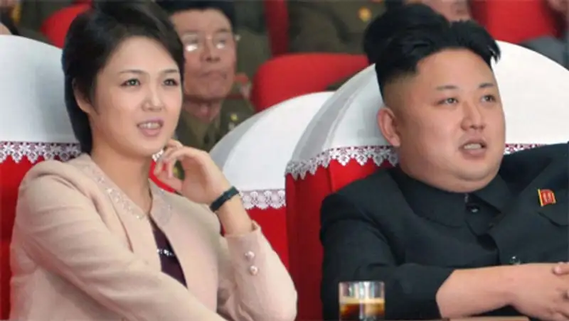 Ким Чен Ын вместе с супругой наблюдал за соревнованием военных летчиков