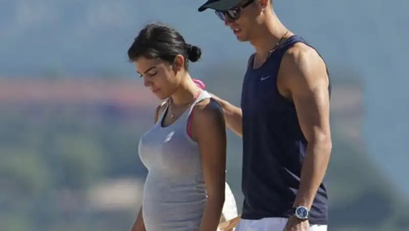 Учитель танцев беременной невесты Роналду случайно выдал пол их ребёнка