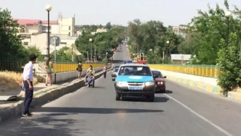 Полицейский из Шымкента помог инвалиду-колясочнику