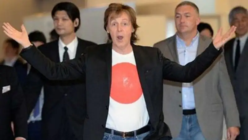 Пол Маккартни покинул Японию после госпитализации