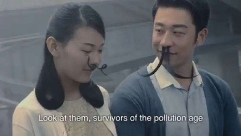 В Китае запустили рекламу о спасающих население длинных волосах в носу