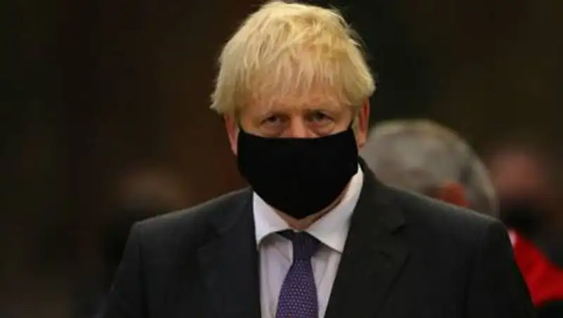 Борис Джонсон назвал антипрививочников сумасшедшими
