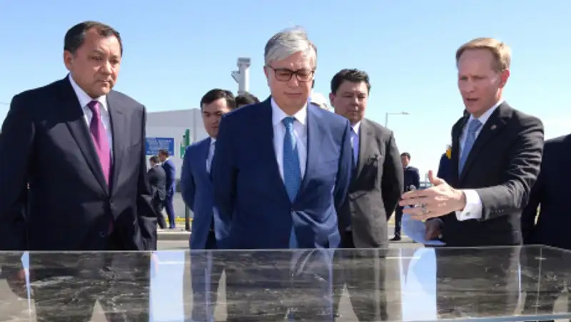 Президент Казахстана посетил нефтегазовый завод