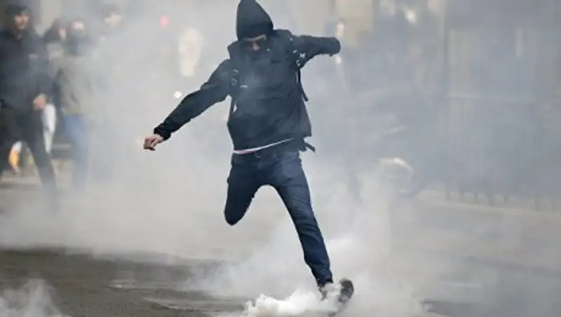 Полиция применила слезоточивый газ на акции протеста школьников в Париже