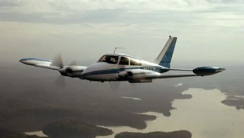 Легкий самолет упал на жилые дома в Калифорнии