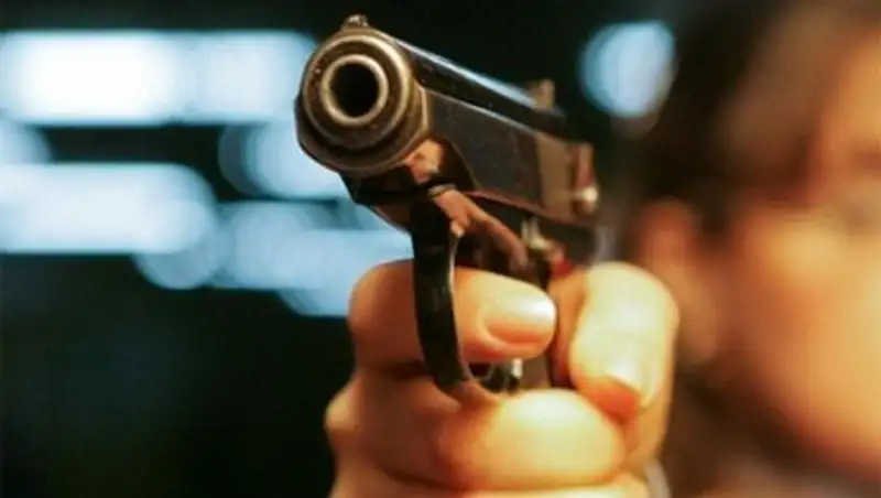 В Актобе подросток с пистолетом заставил трех парней ограбить магазин