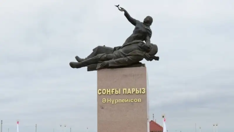 В Аральске установили памятник героям романа "Долг"