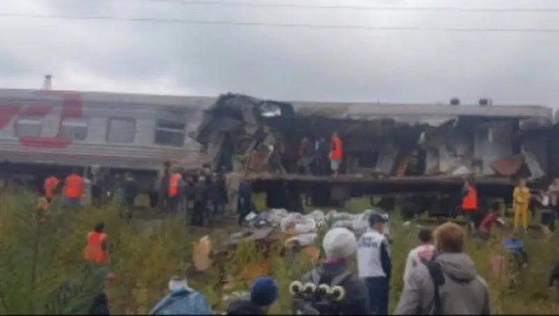 Грузовик буквально разорвал вагон поезда в России