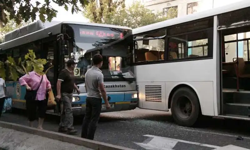 В Алматы столкновение двух автобусов закончилось рукопашной водителей (фото), фото - Новости Zakon.kz от 20.06.2013 17:36