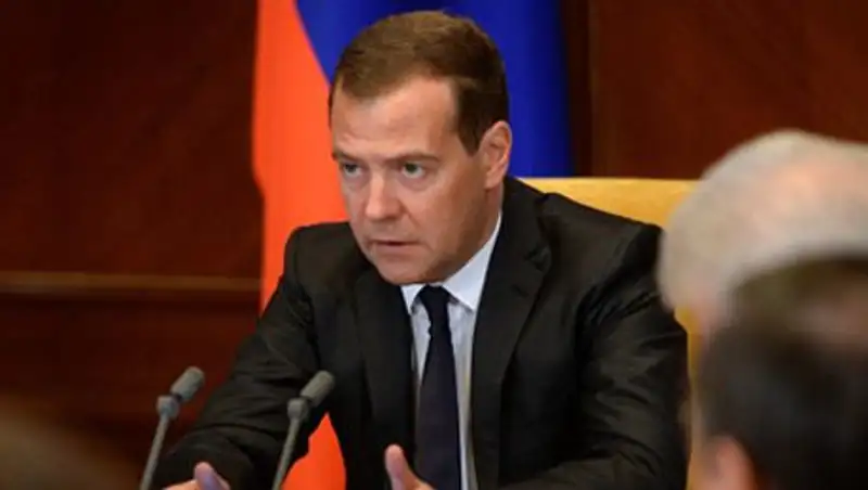 Медведев назвал санкции злом