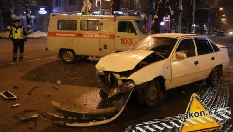 В Алматы водитель проехал на красный и устроил ДТП